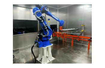 Robot coating workstation