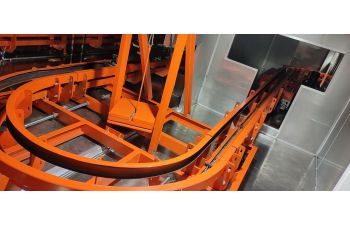 全自动积放链生产线运行中